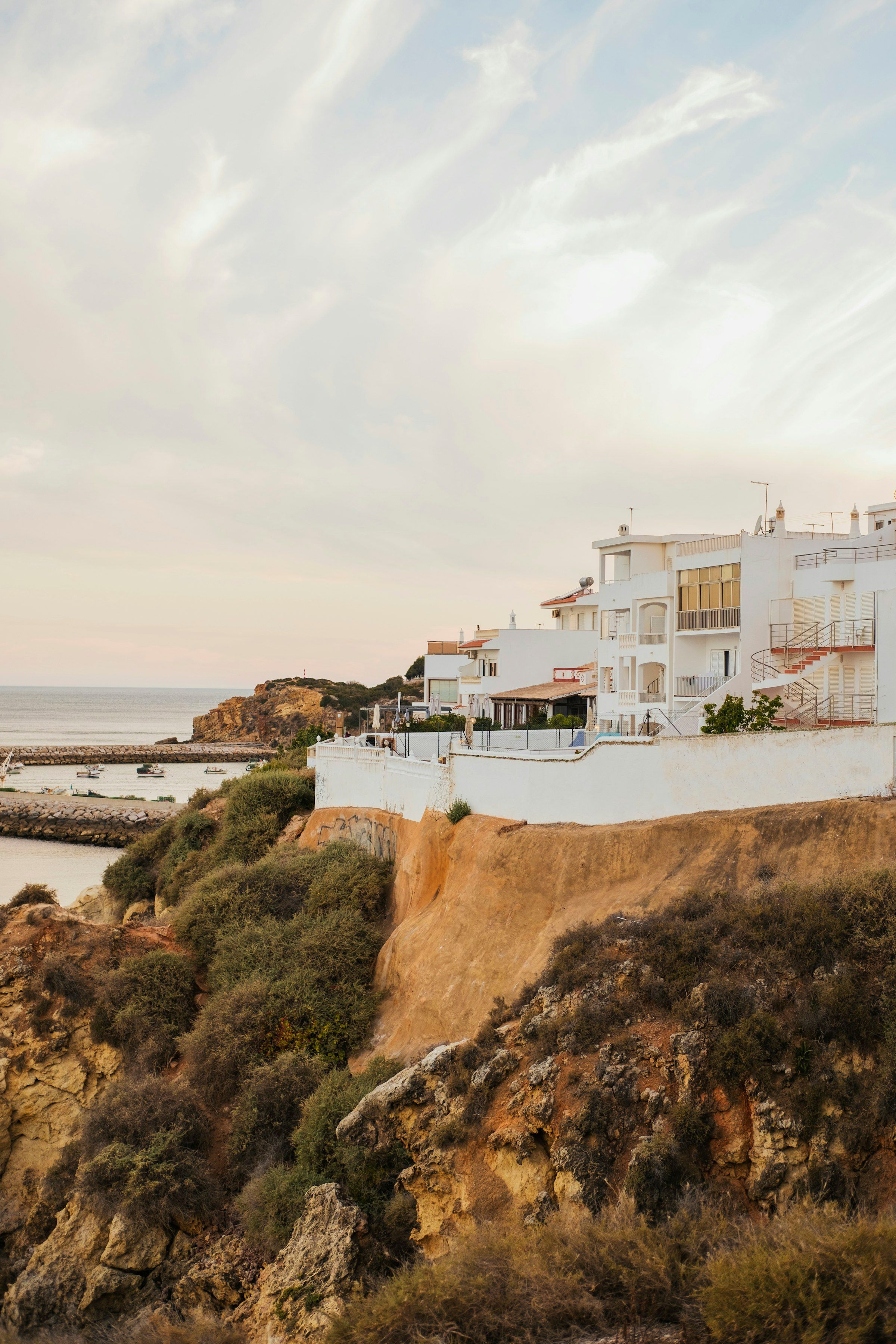 Casas brancas no topo das arribas sobre o mar, no Algarve