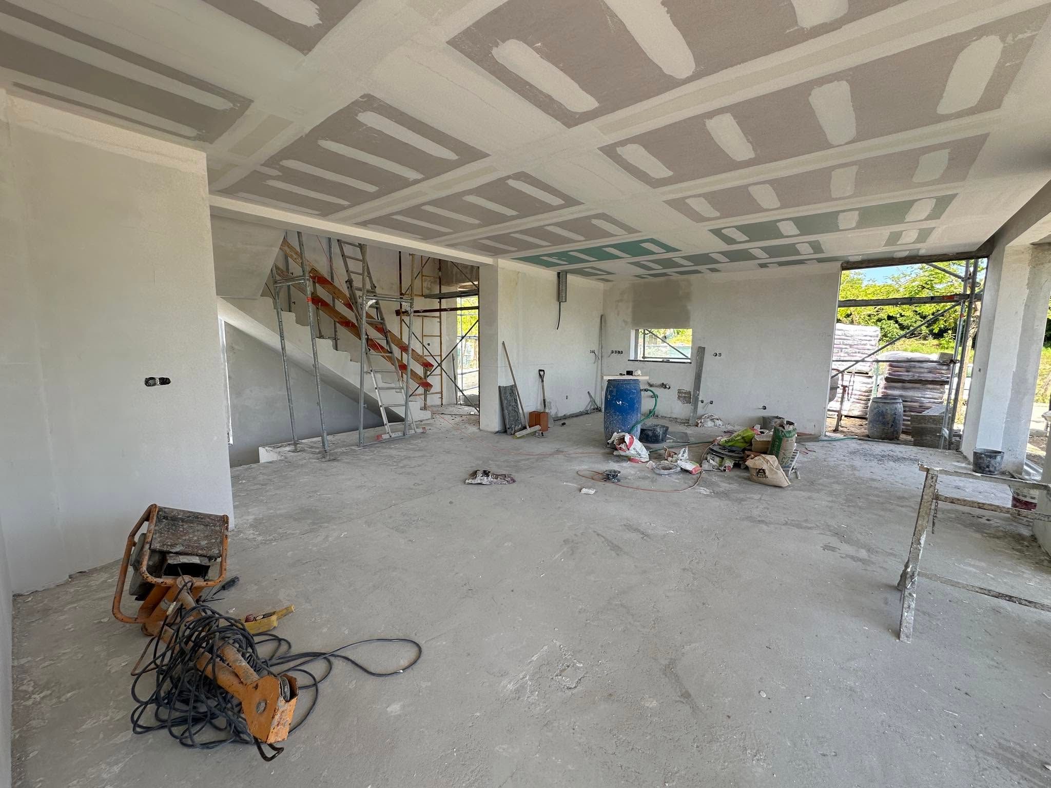 Moradia em construção pela Obrativa: tetos em Pladur com juntas tratadas, escada e andaimes